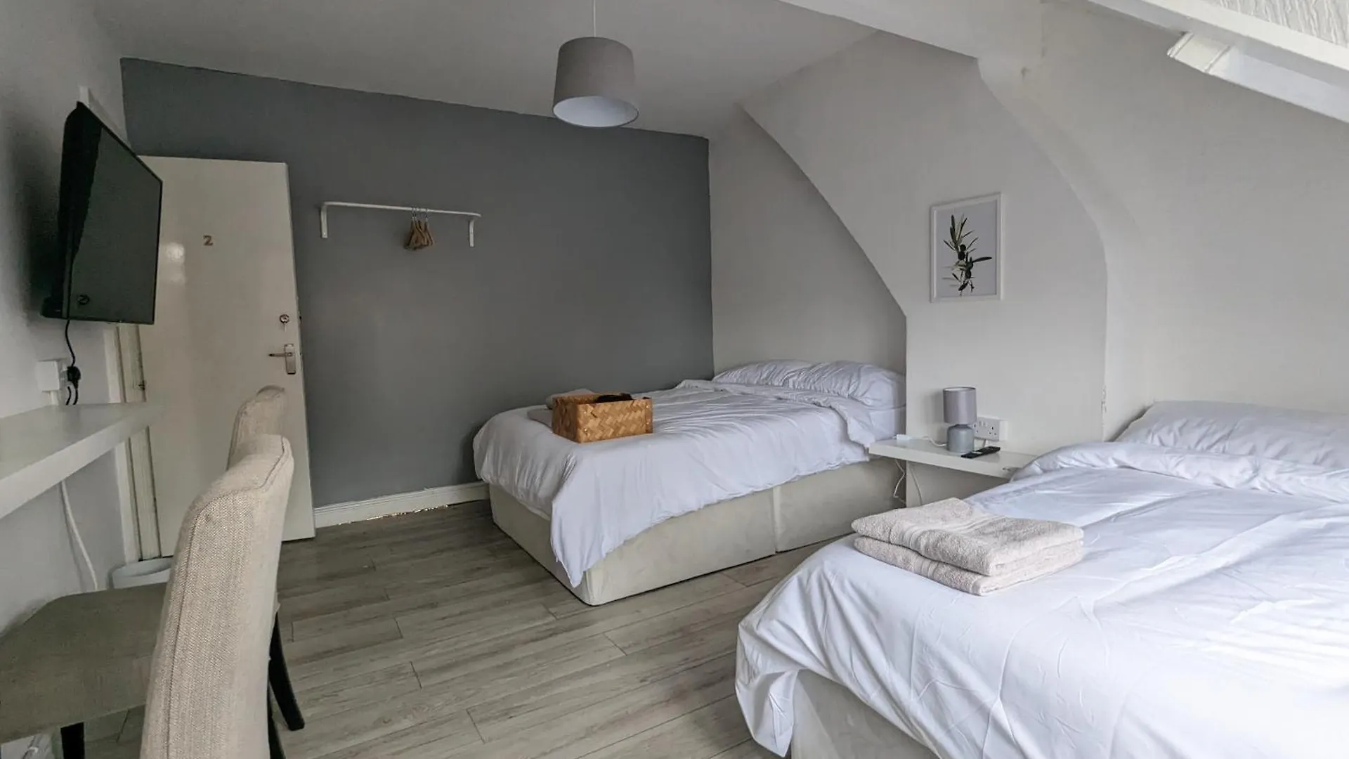 Beautiful 4 Bedroom Apartment - Sleeps 12 People Cardiff Storbritannien