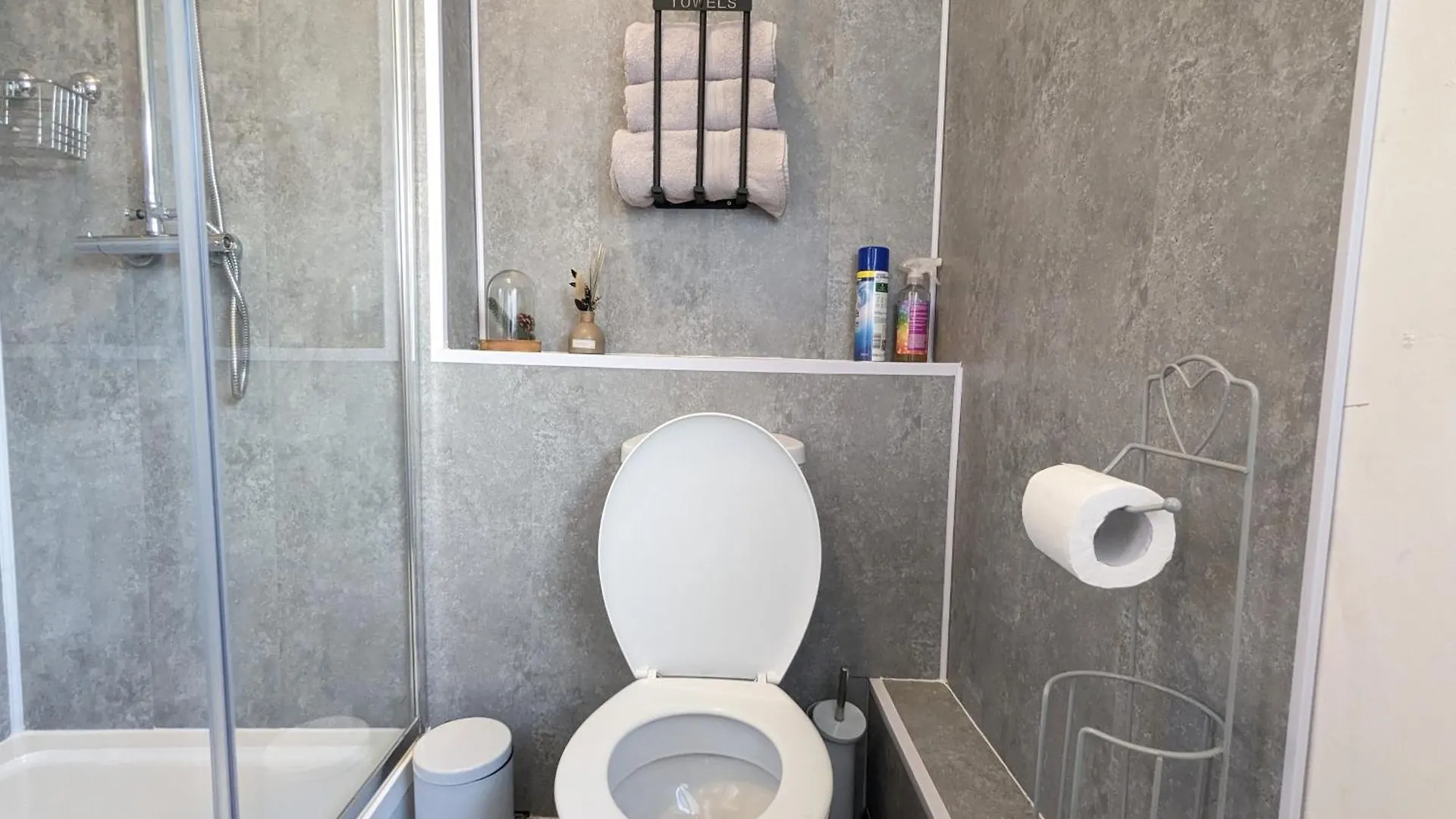 Beautiful 4 Bedroom Apartment - Sleeps 12 People Cardiff 0*,