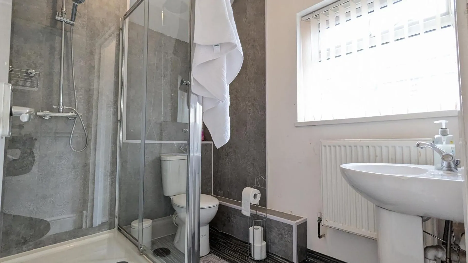Beautiful 4 Bedroom Apartment - Sleeps 12 People Cardiff