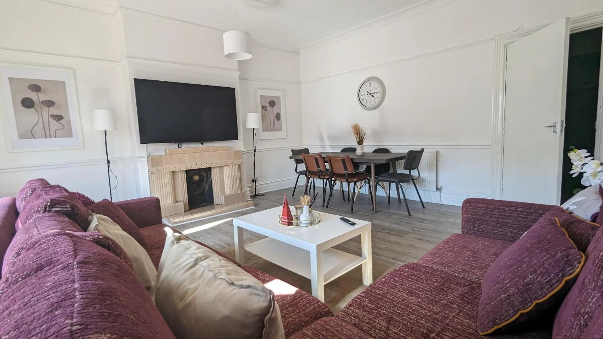 Beautiful 4 Bedroom Apartment - Sleeps 12 People Cardiff
