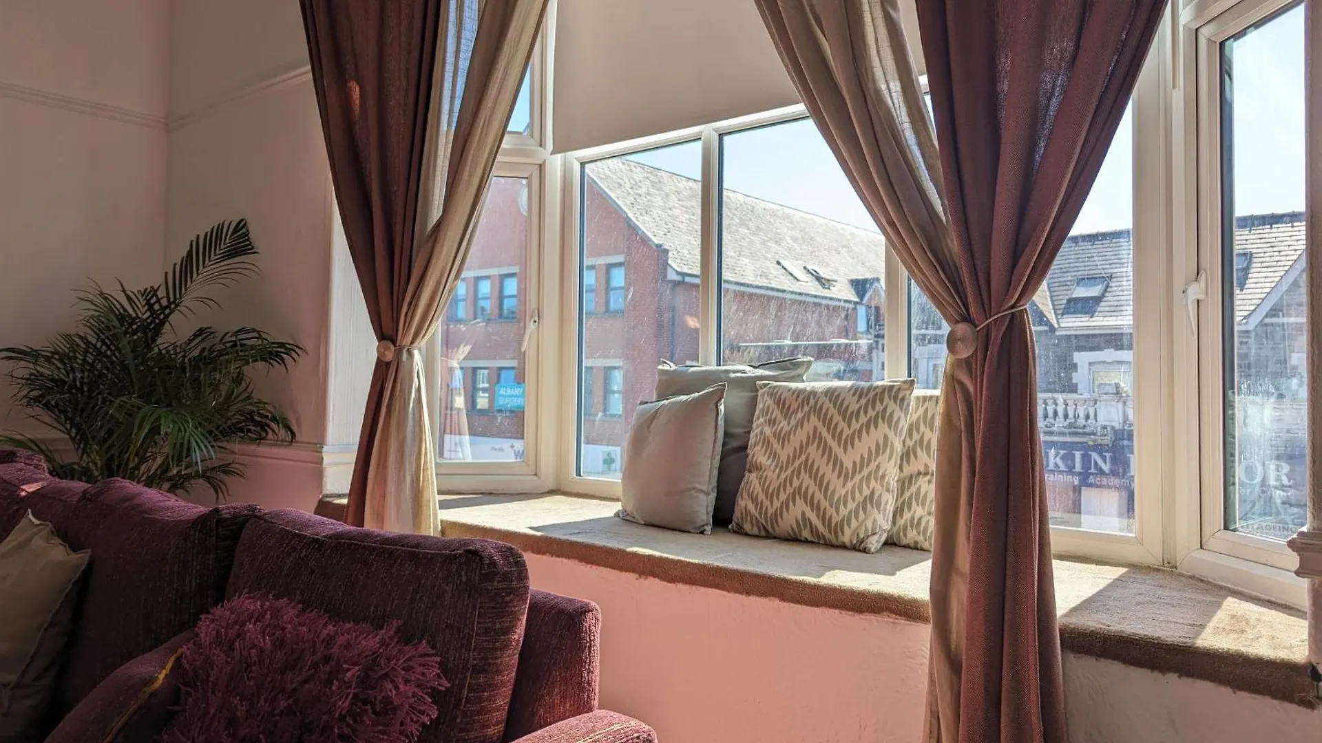 Beautiful 4 Bedroom Apartment - Sleeps 12 People Cardiff