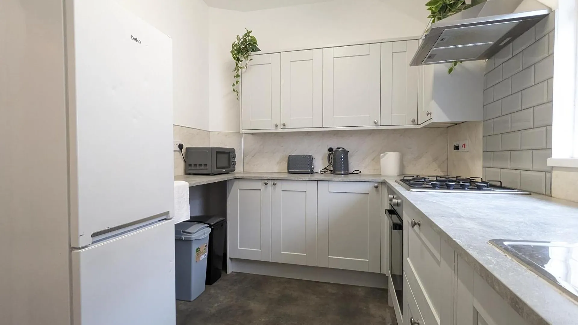 Beautiful 4 Bedroom Apartment - Sleeps 12 People Cardiff