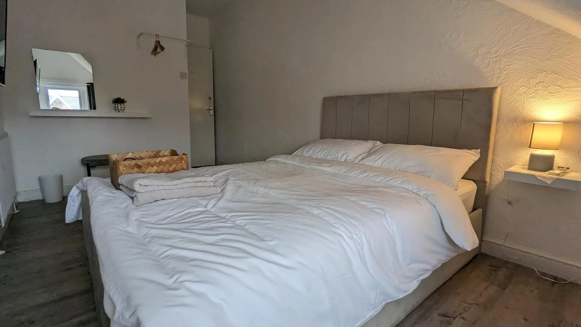 Beautiful 4 Bedroom Apartment - Sleeps 12 People Cardiff