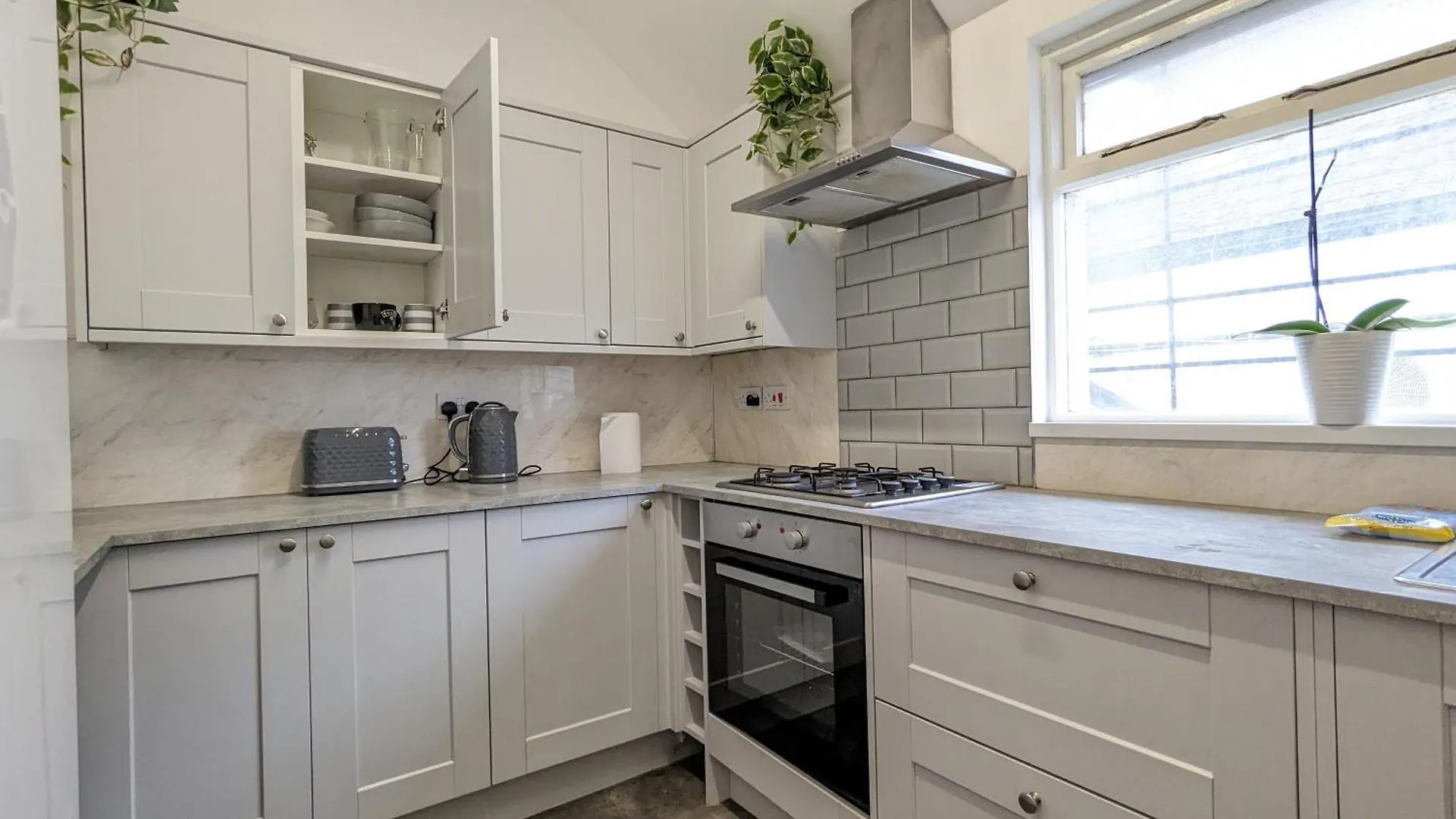 Beautiful 4 Bedroom Apartment - Sleeps 12 People Cardiff Storbritannien