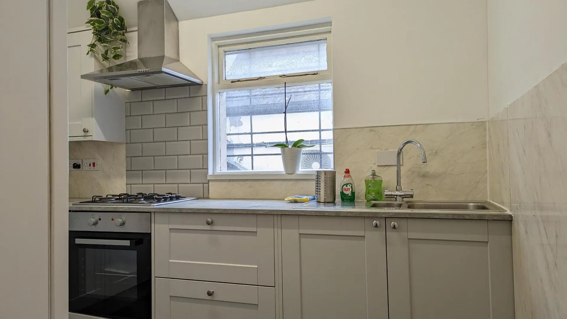 Beautiful 4 Bedroom Apartment - Sleeps 12 People Cardiff