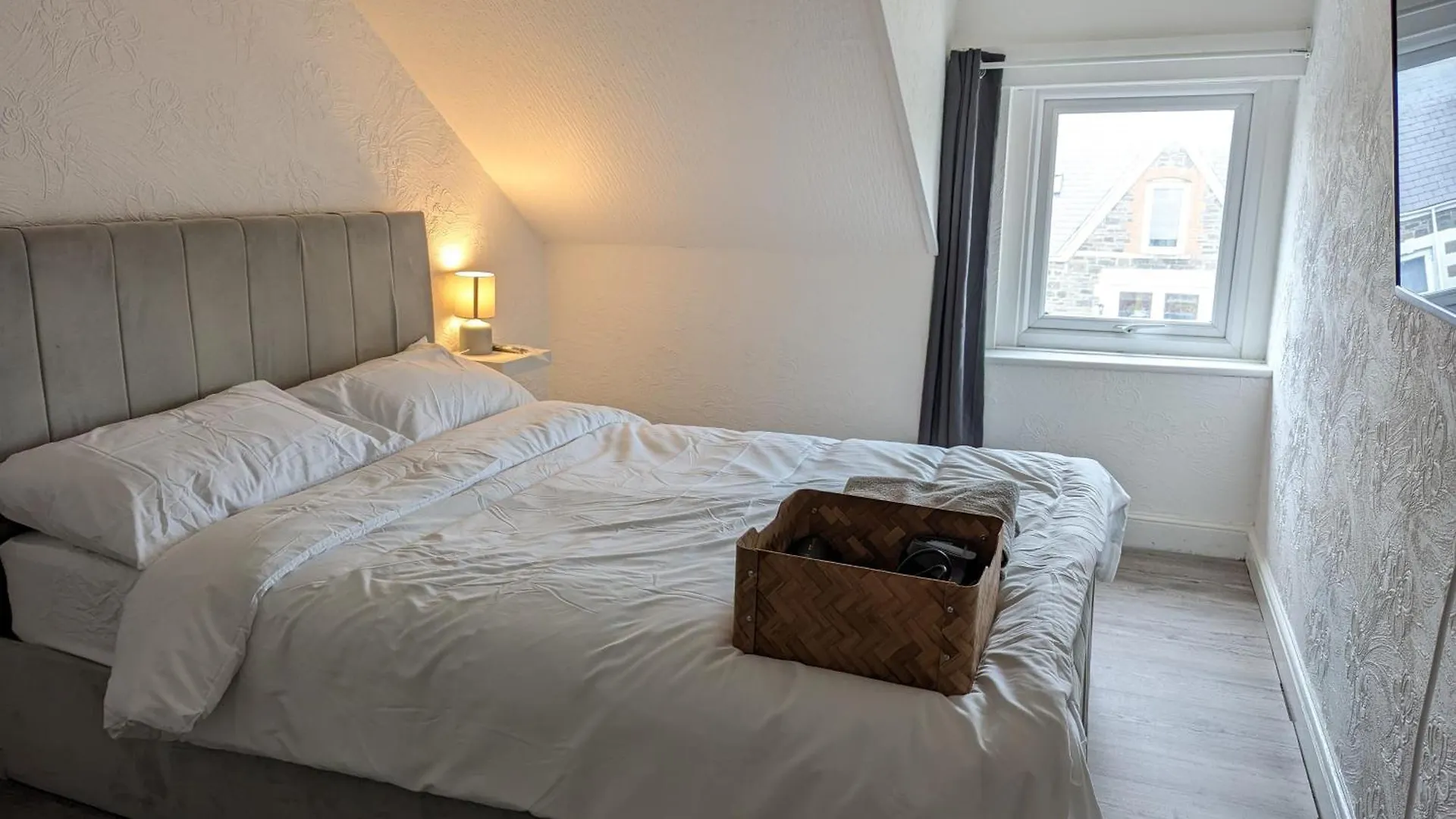 Beautiful 4 Bedroom Apartment - Sleeps 12 People Cardiff