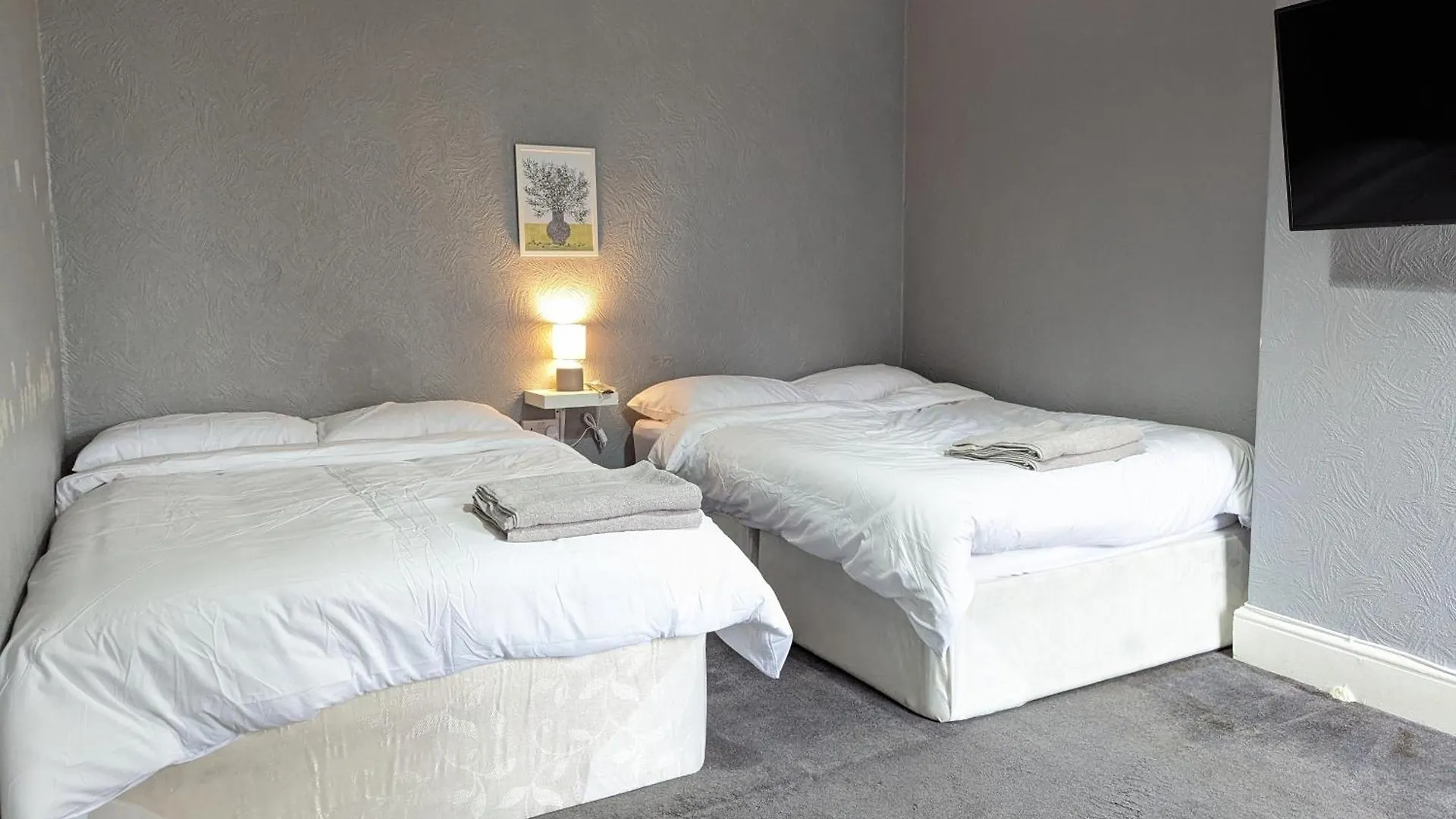 Beautiful 4 Bedroom Apartment - Sleeps 12 People Cardiff 0*,  Storbritannien