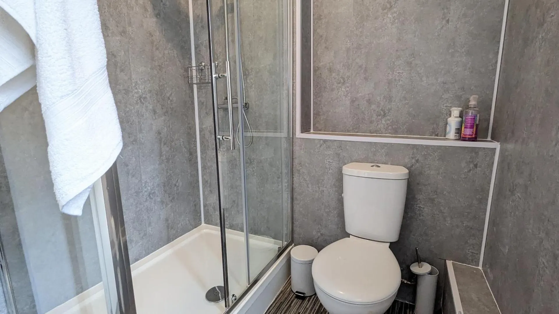 Beautiful 4 Bedroom Apartment - Sleeps 12 People Cardiff Storbritannien
