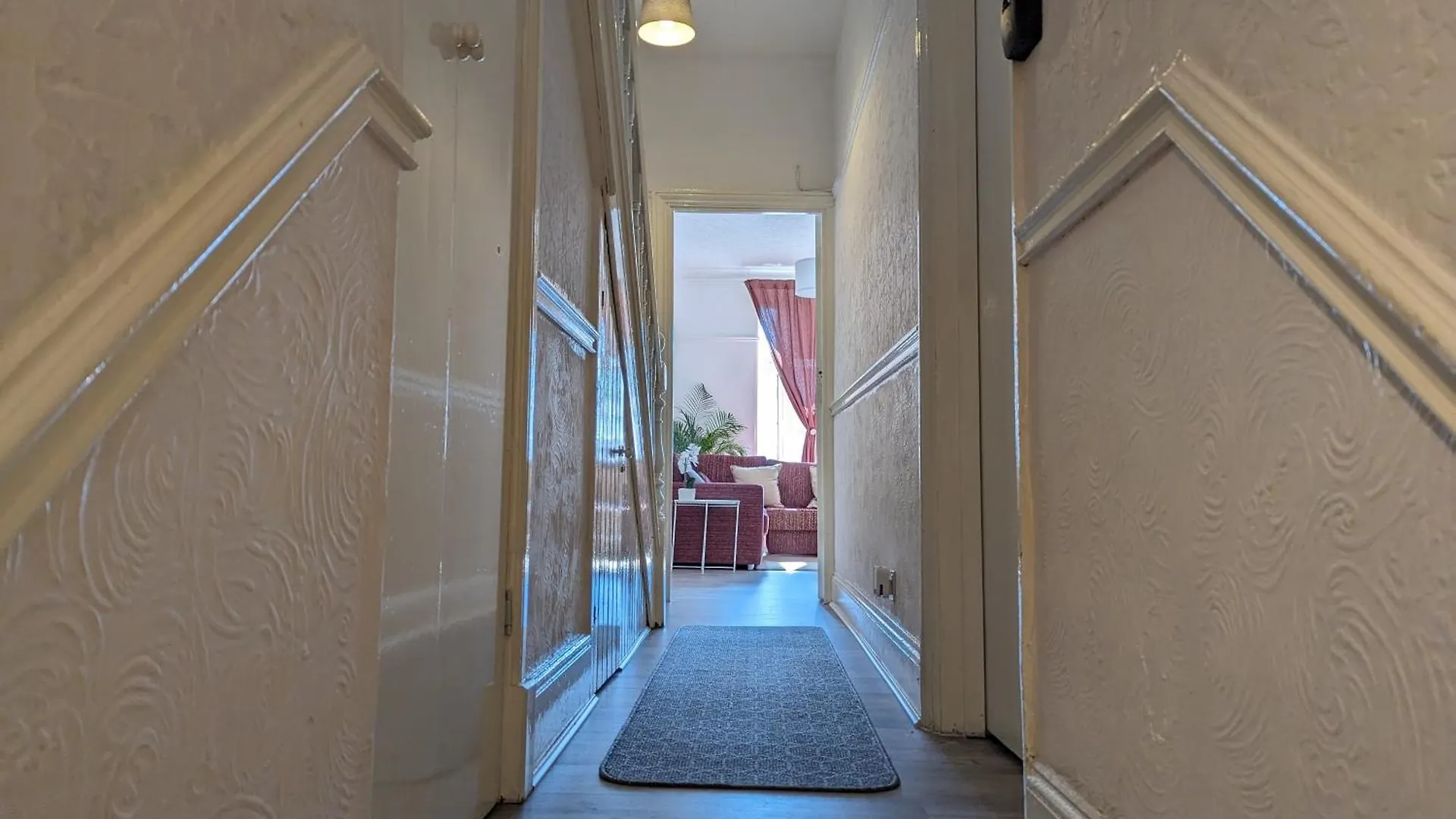Beautiful 4 Bedroom Apartment - Sleeps 12 People Cardiff