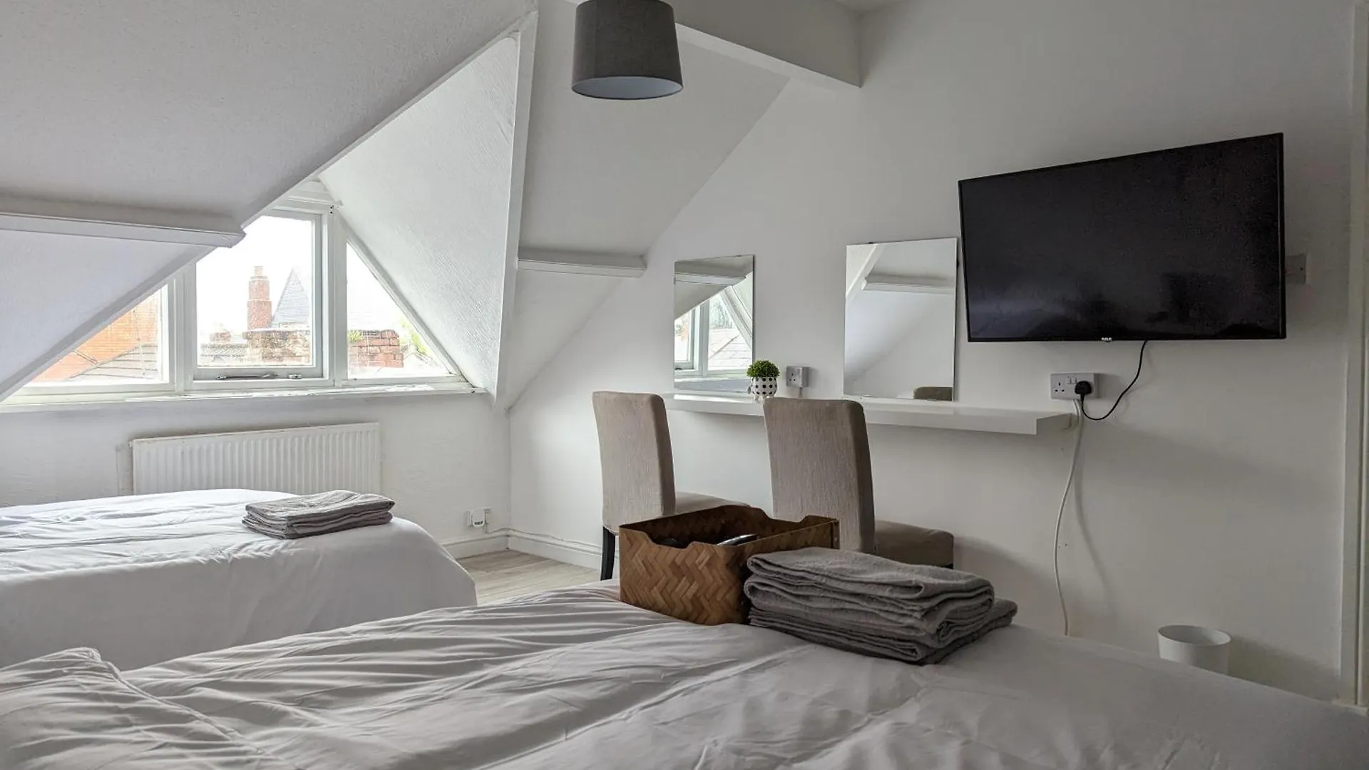 Beautiful 4 Bedroom Apartment - Sleeps 12 People Cardiff
