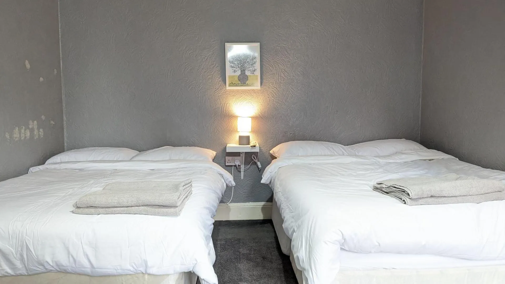 Beautiful 4 Bedroom Apartment - Sleeps 12 People Cardiff 0*,