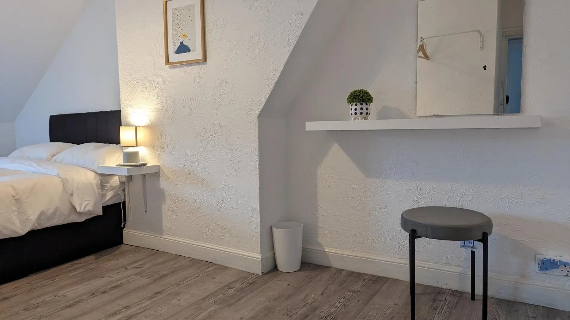 Beautiful 4 Bedroom Apartment - Sleeps 12 People Cardiff Storbritannien
