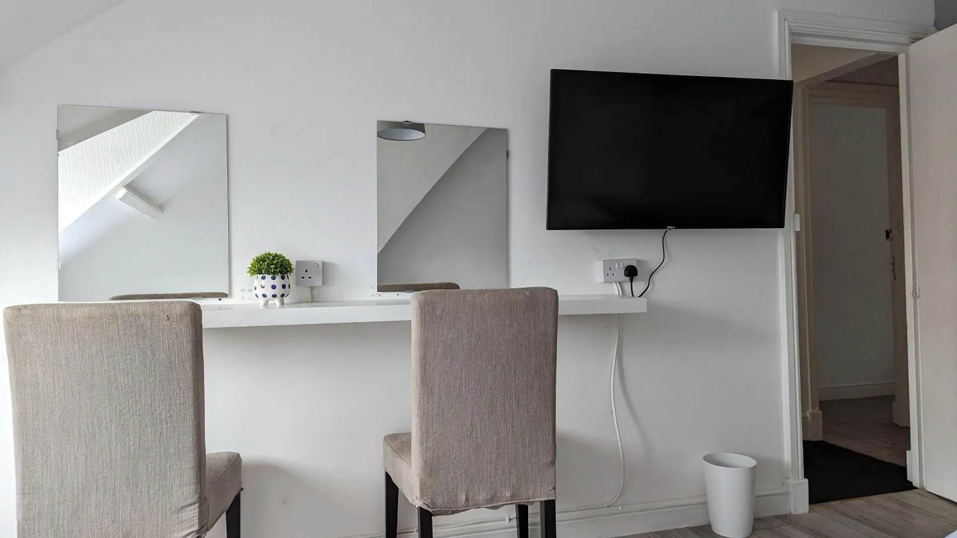 Beautiful 4 Bedroom Apartment - Sleeps 12 People Cardiff 0*,