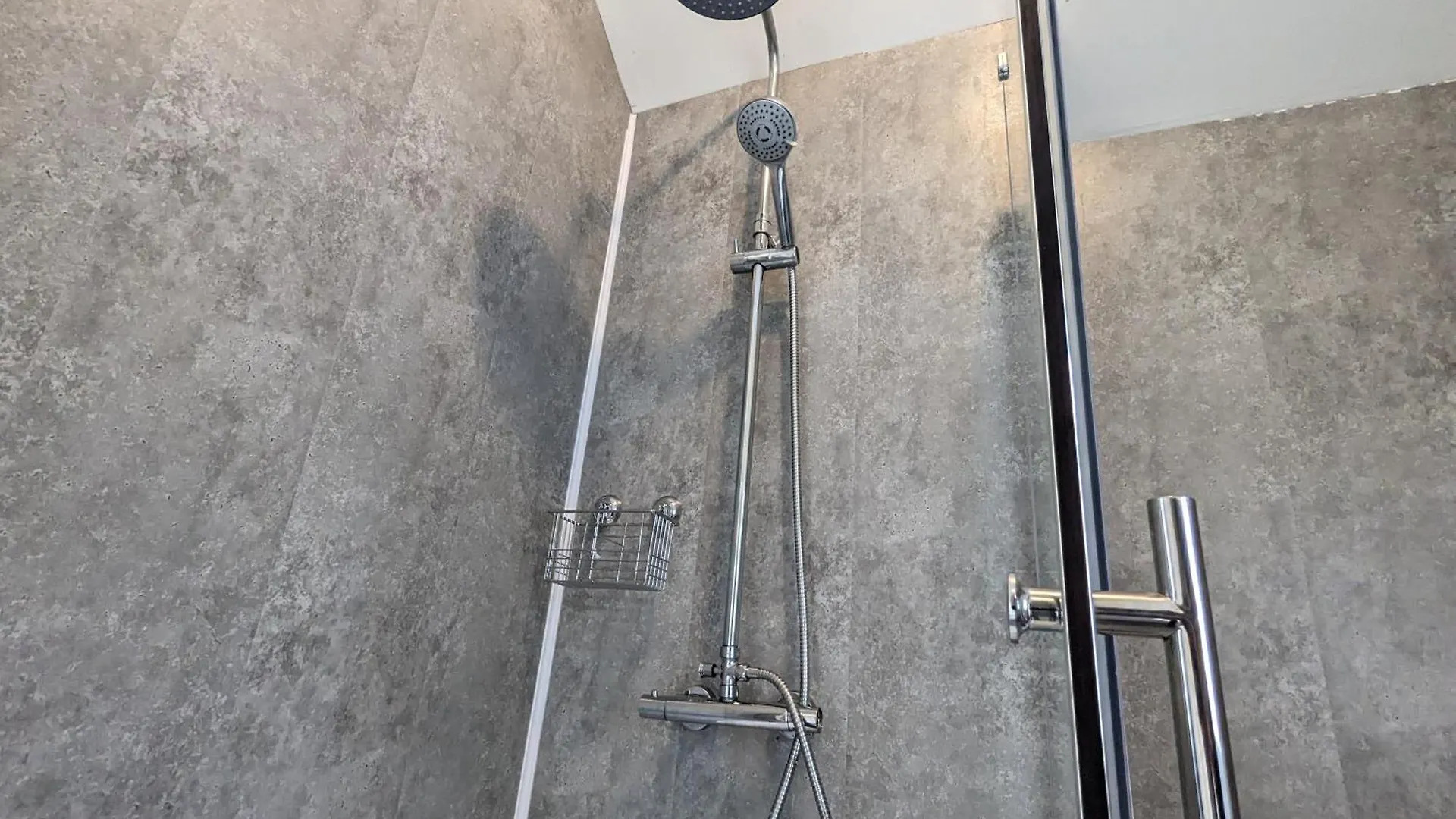Beautiful 4 Bedroom Apartment - Sleeps 12 People Cardiff 0*,  Storbritannien