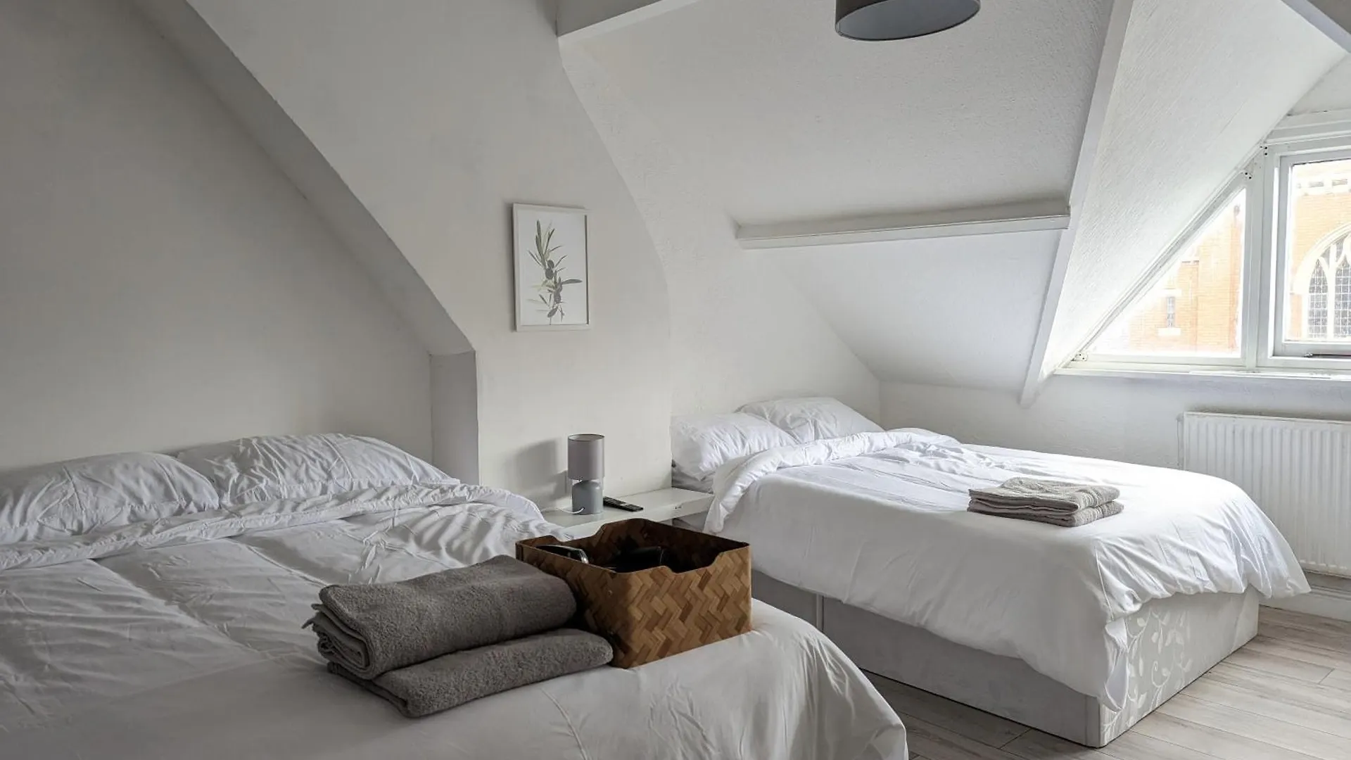 Beautiful 4 Bedroom Apartment - Sleeps 12 People Cardiff
