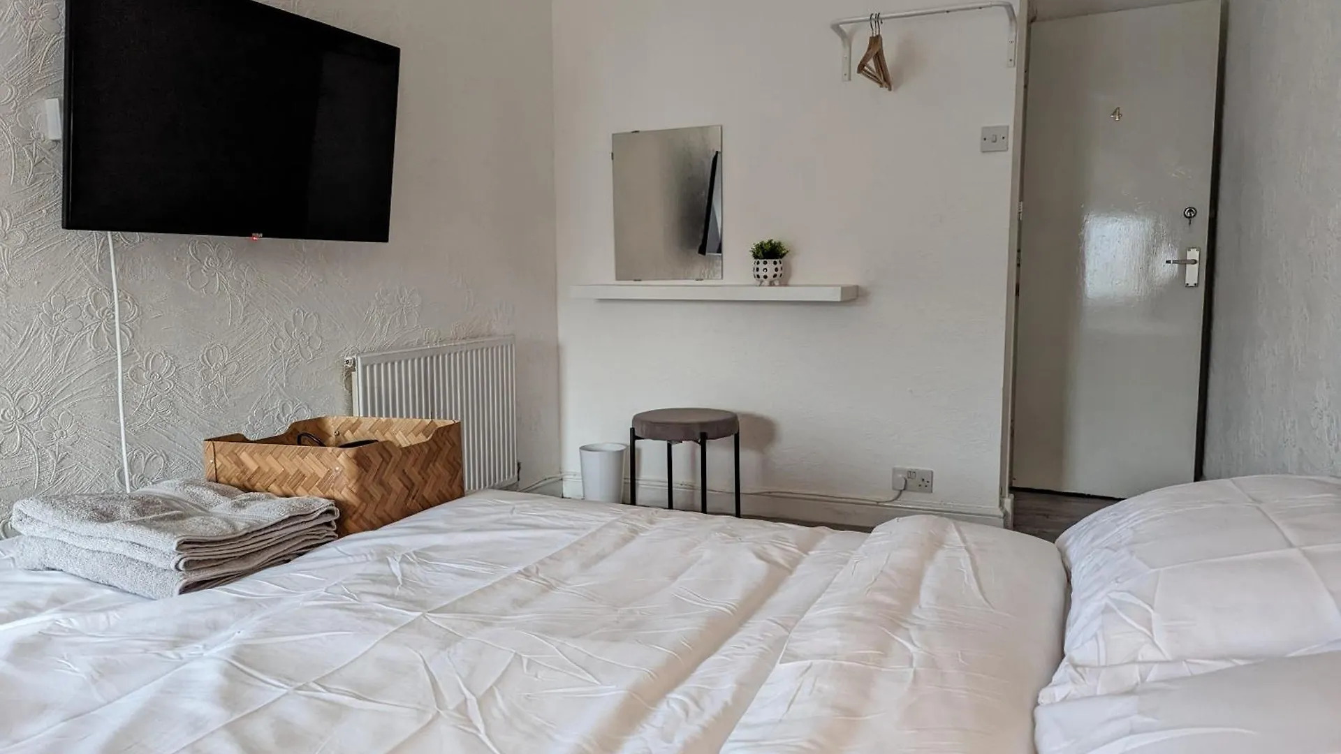 Beautiful 4 Bedroom Apartment - Sleeps 12 People Cardiff Storbritannien
