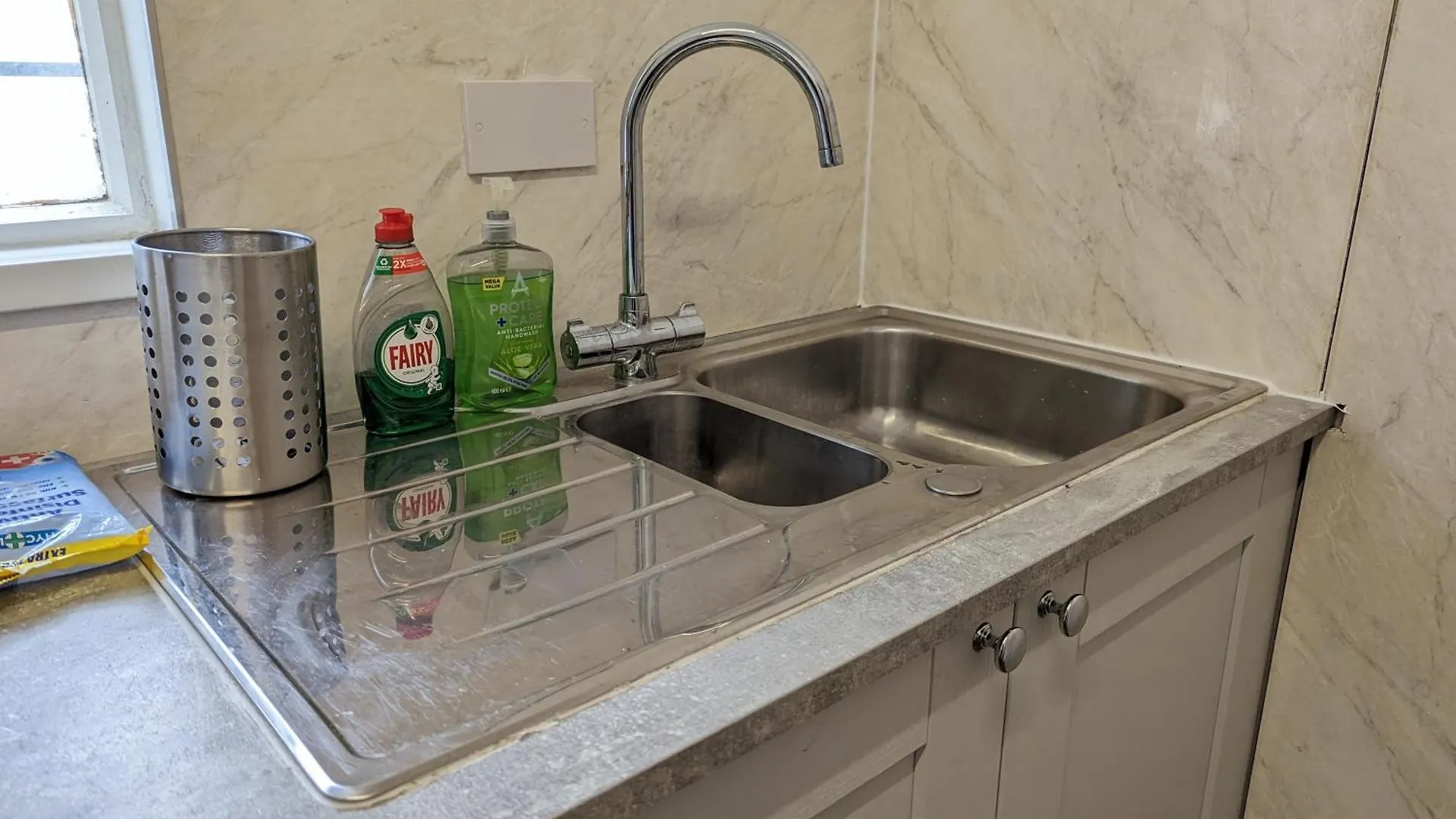 Beautiful 4 Bedroom Apartment - Sleeps 12 People Cardiff