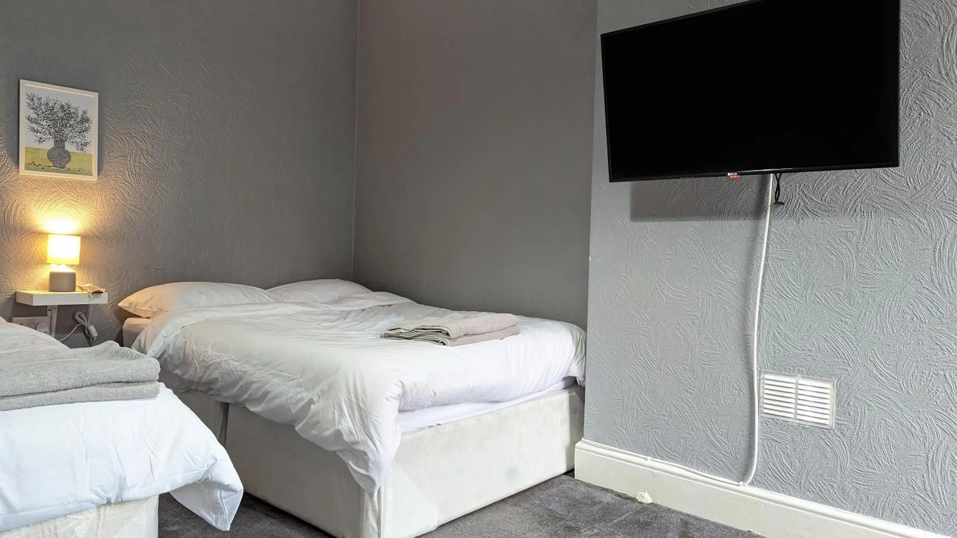 Beautiful 4 Bedroom Apartment - Sleeps 12 People Cardiff Storbritannien