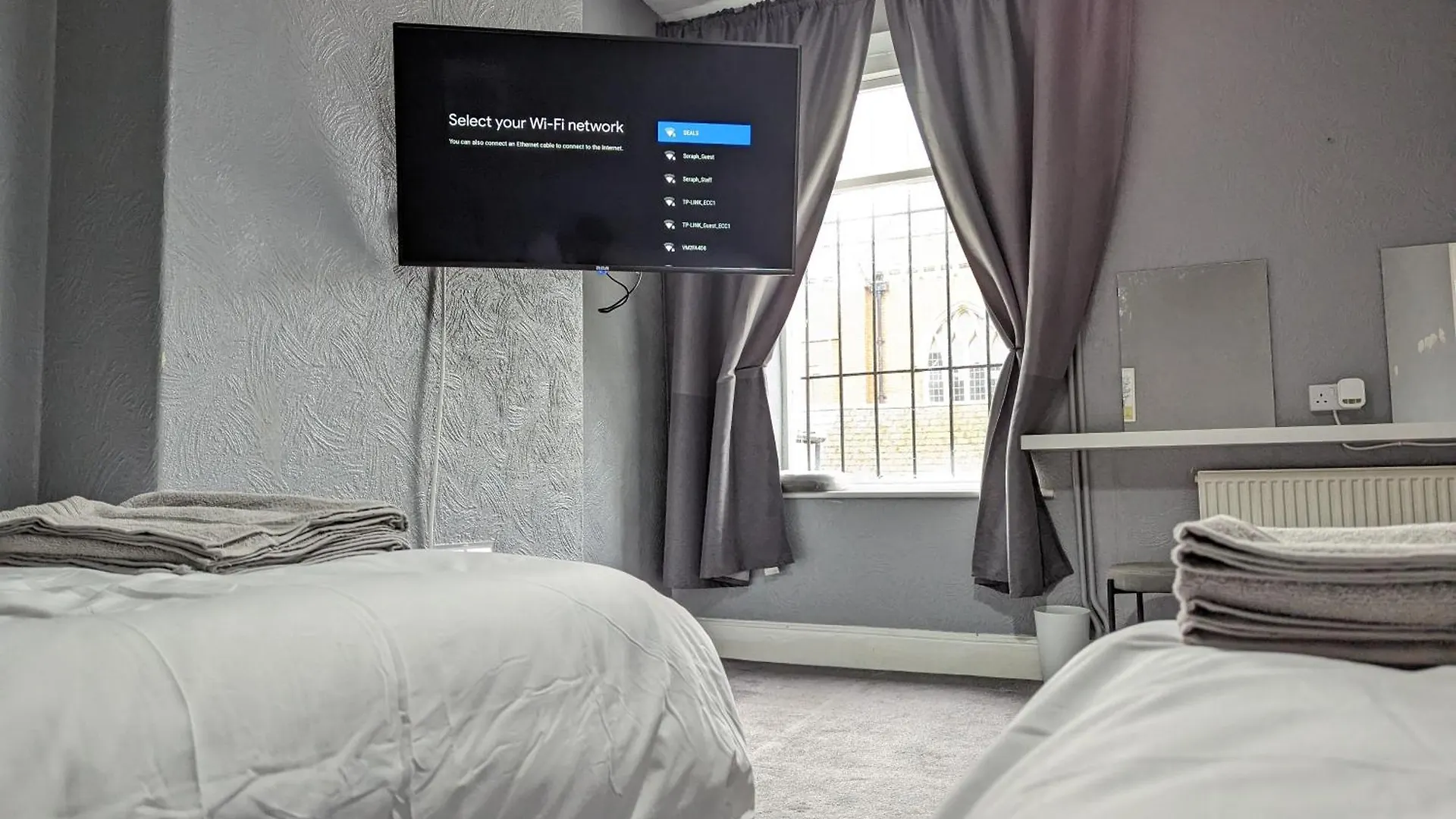 Beautiful 4 Bedroom Apartment - Sleeps 12 People Cardiff
