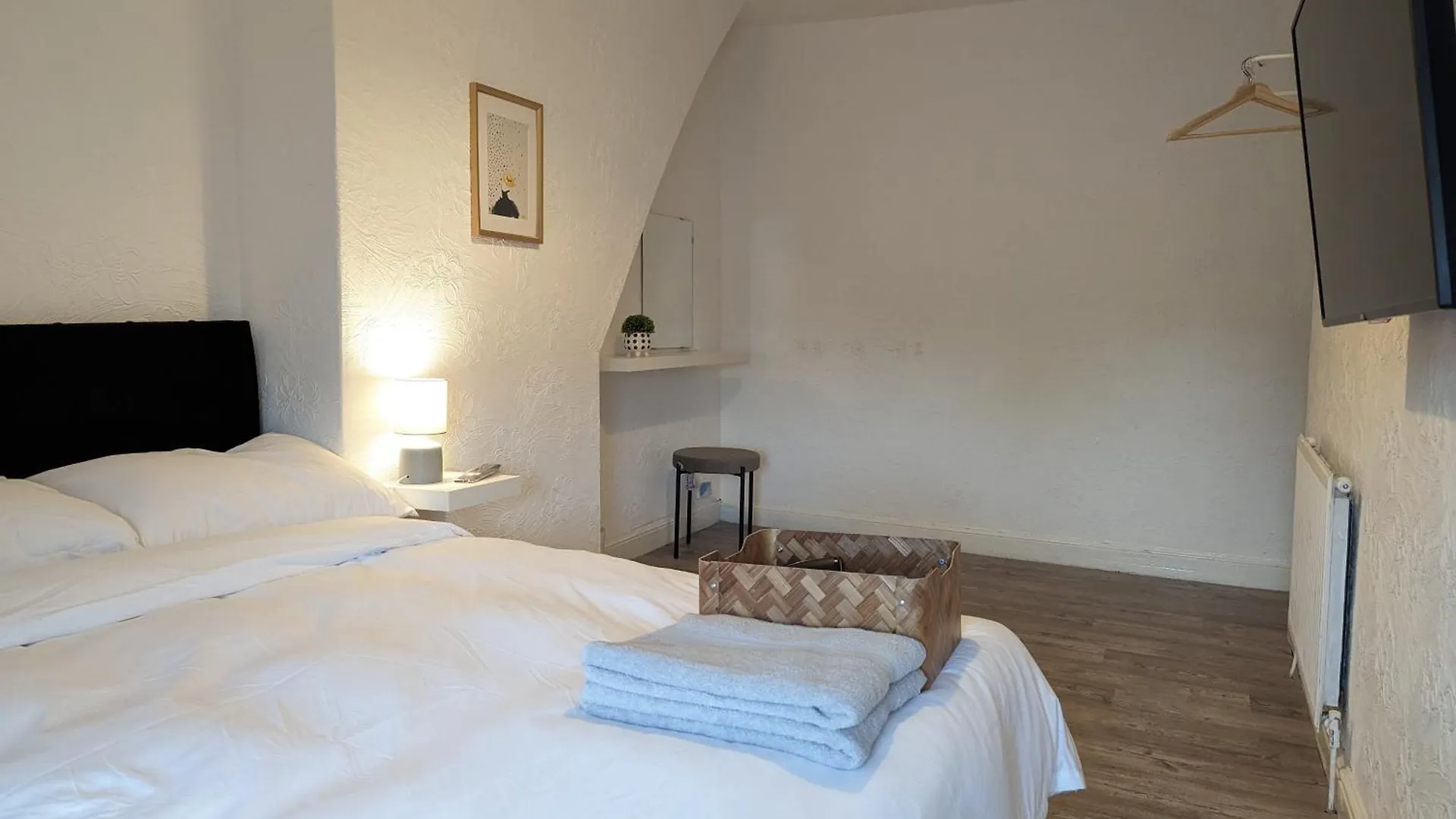 Beautiful 4 Bedroom Apartment - Sleeps 12 People Cardiff