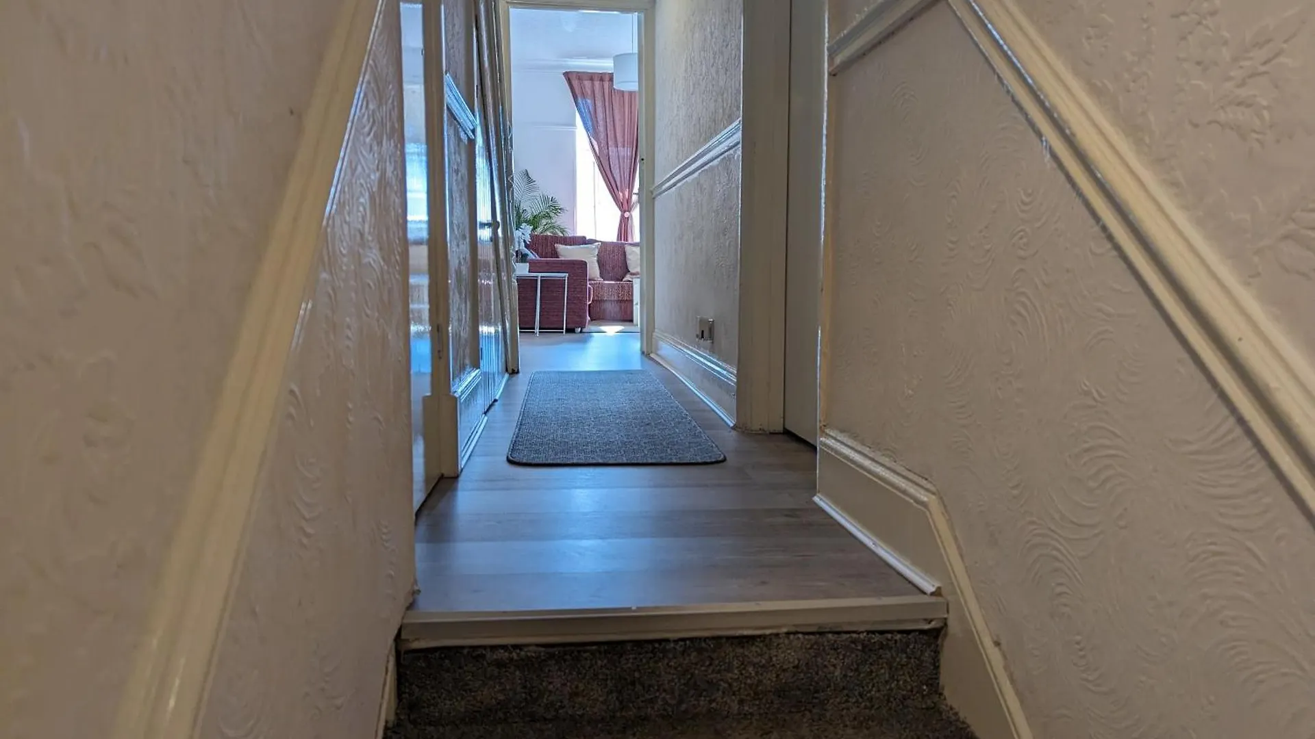 Beautiful 4 Bedroom Apartment - Sleeps 12 People Cardiff